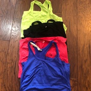 Woman’s Fabletics workout tops in EUC size medium!